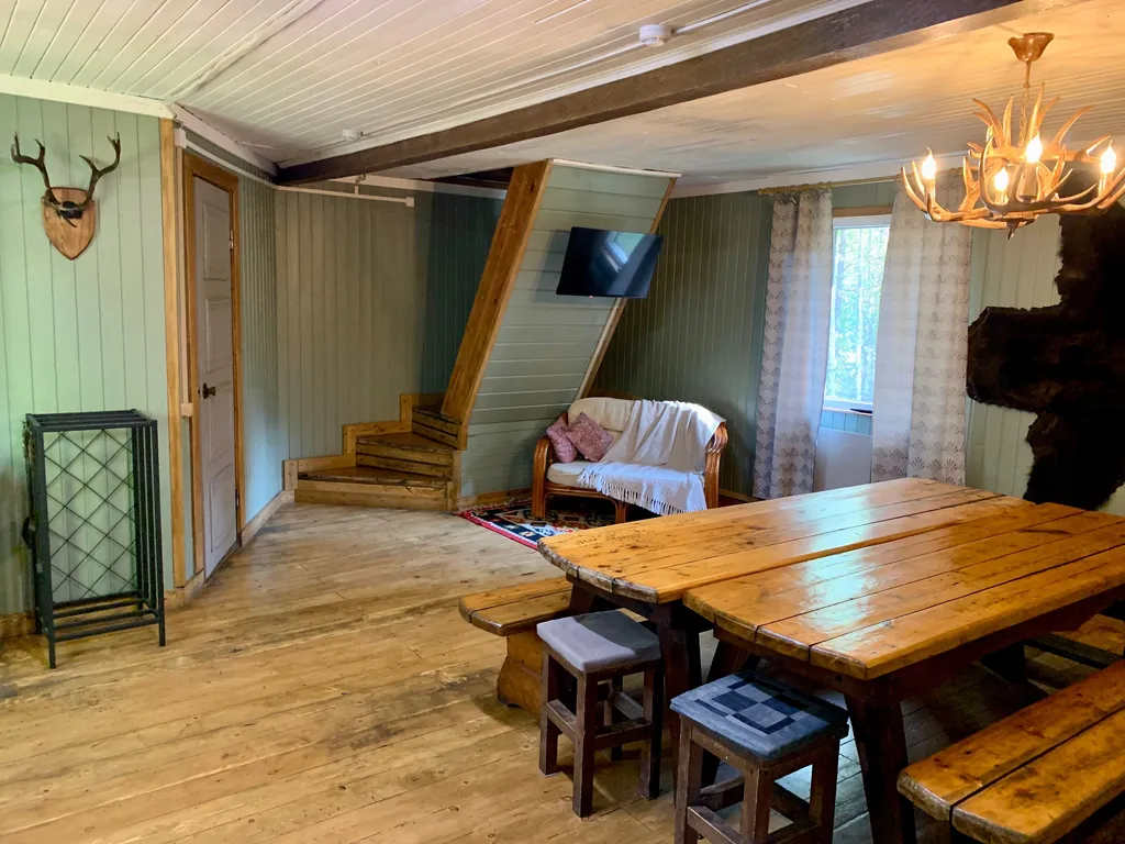 Домик стилизованный под Охотник на природной локации