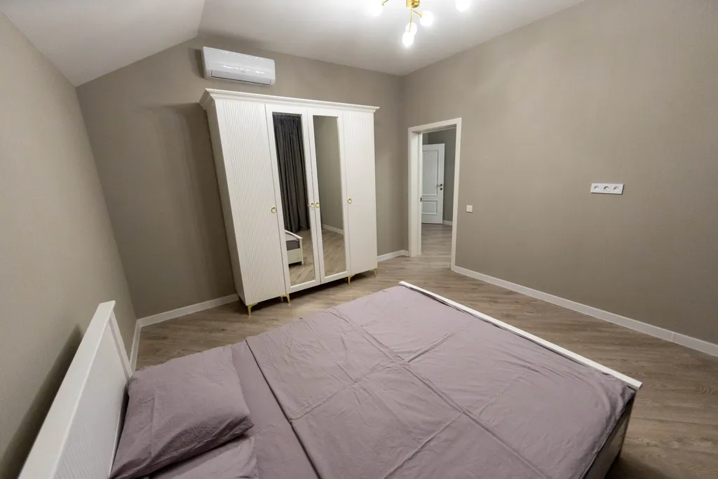 Просторный двухэтажный коттедж на берегу городского пляжа