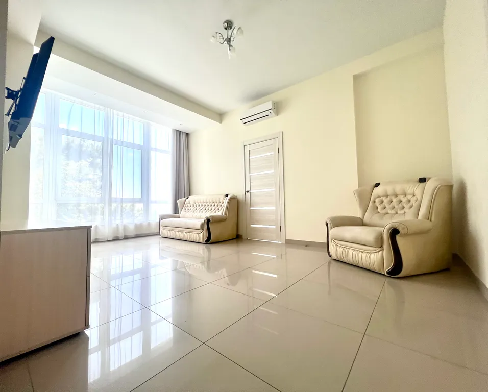 Большая трёхкомнатная квартира с видом на море и лес