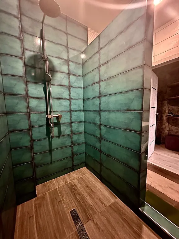 Комфортная и очень уютная студия с шикарной душевой комнатой