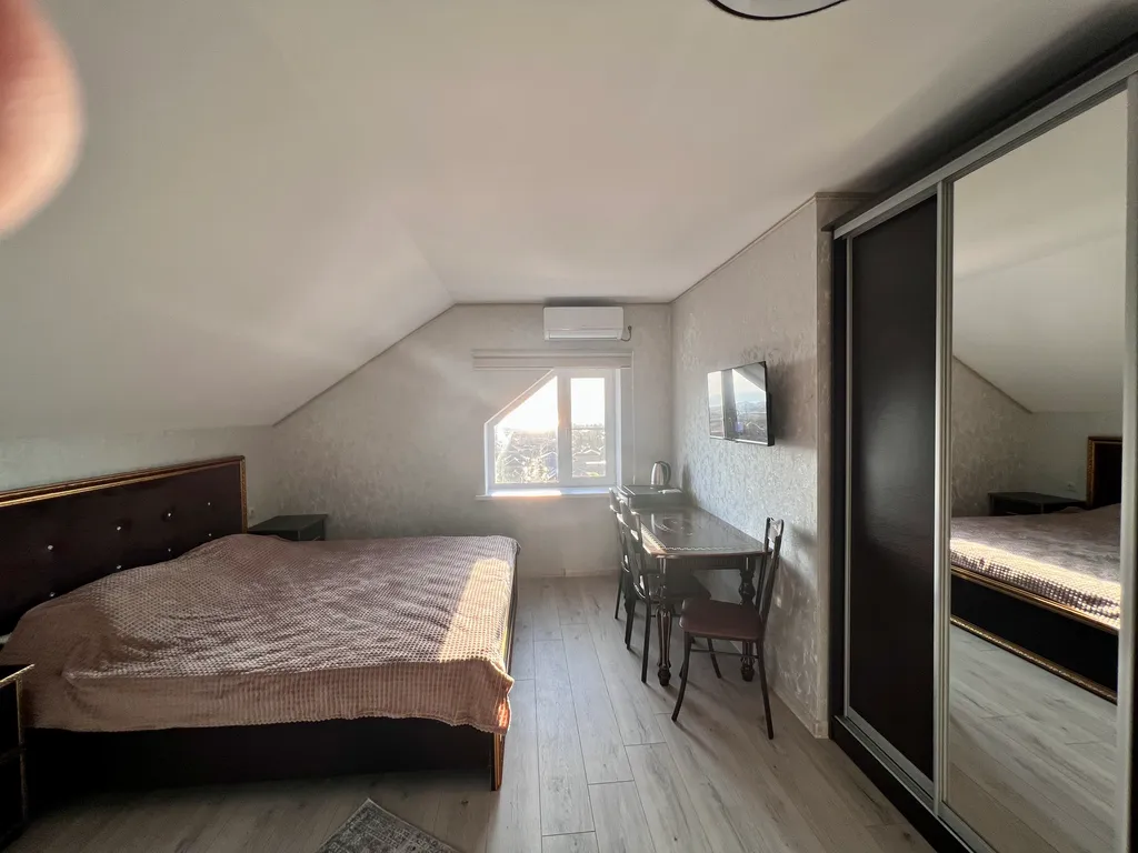 Уютный гостевой дом с видом на город и море