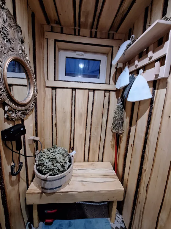 Барнхаус в лесу с голубой гостиной