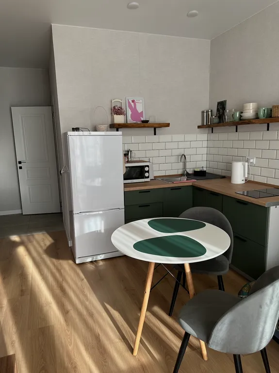 Солнечная квартира в центре города с видом на гору