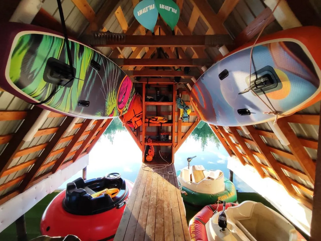 Дома и бани на берегу озера