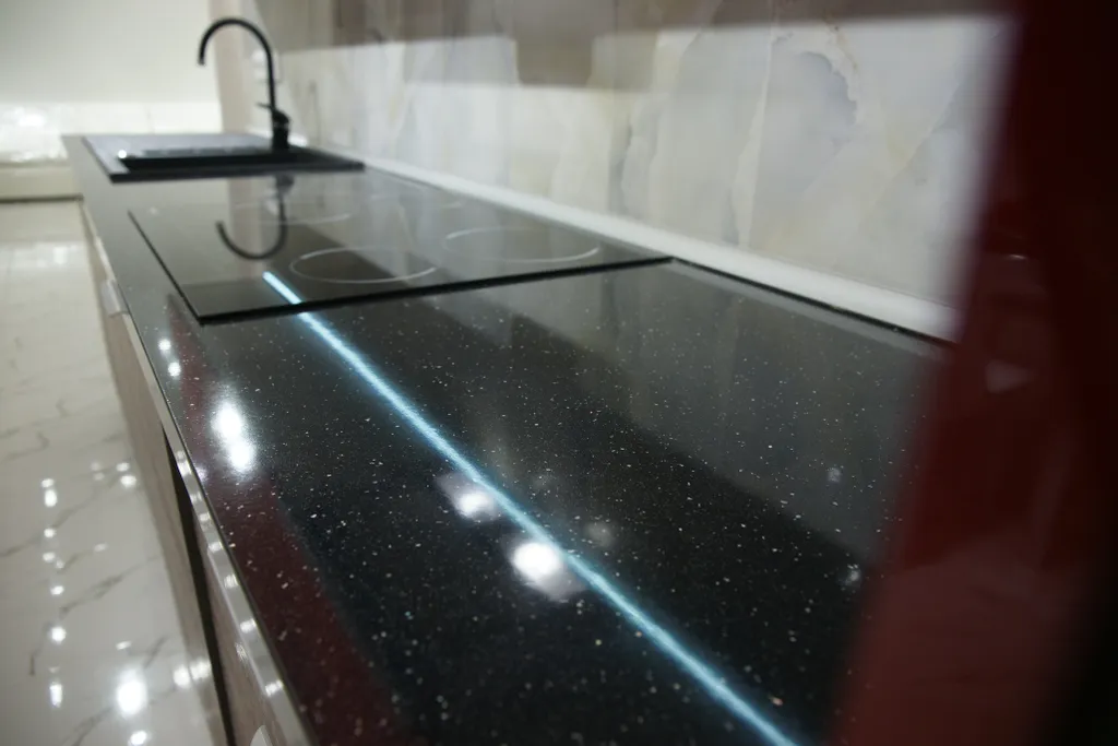 Апартаменты 1 - тёмно-синий металлик в фасадах кухни, белые интерьеры