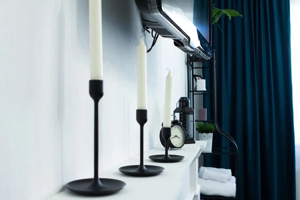 Шикарная дизайнерская квартира с кованой кроватью и камином