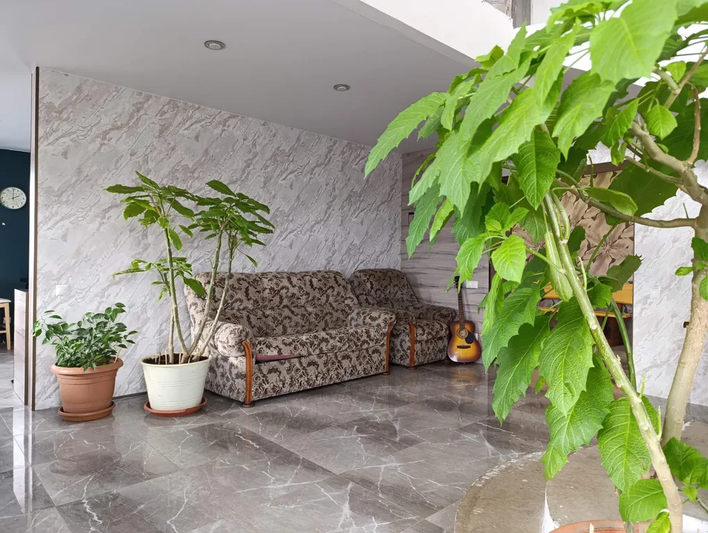 Уютный домик в деревне с беседкой и мангалом на улице