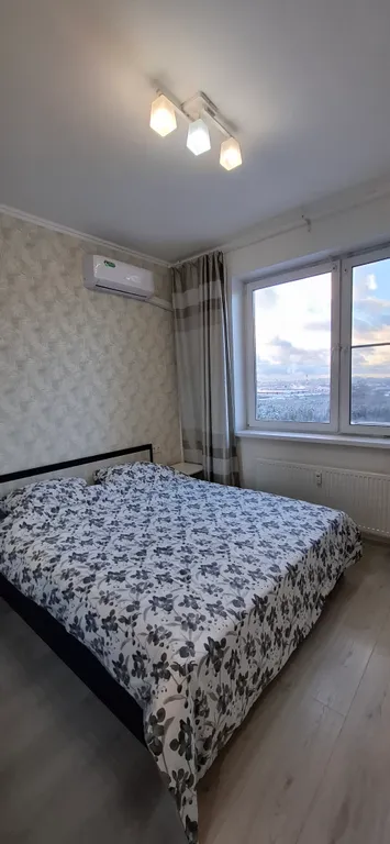 Квартира с большой кухней гостинной, вид из окна на Москву