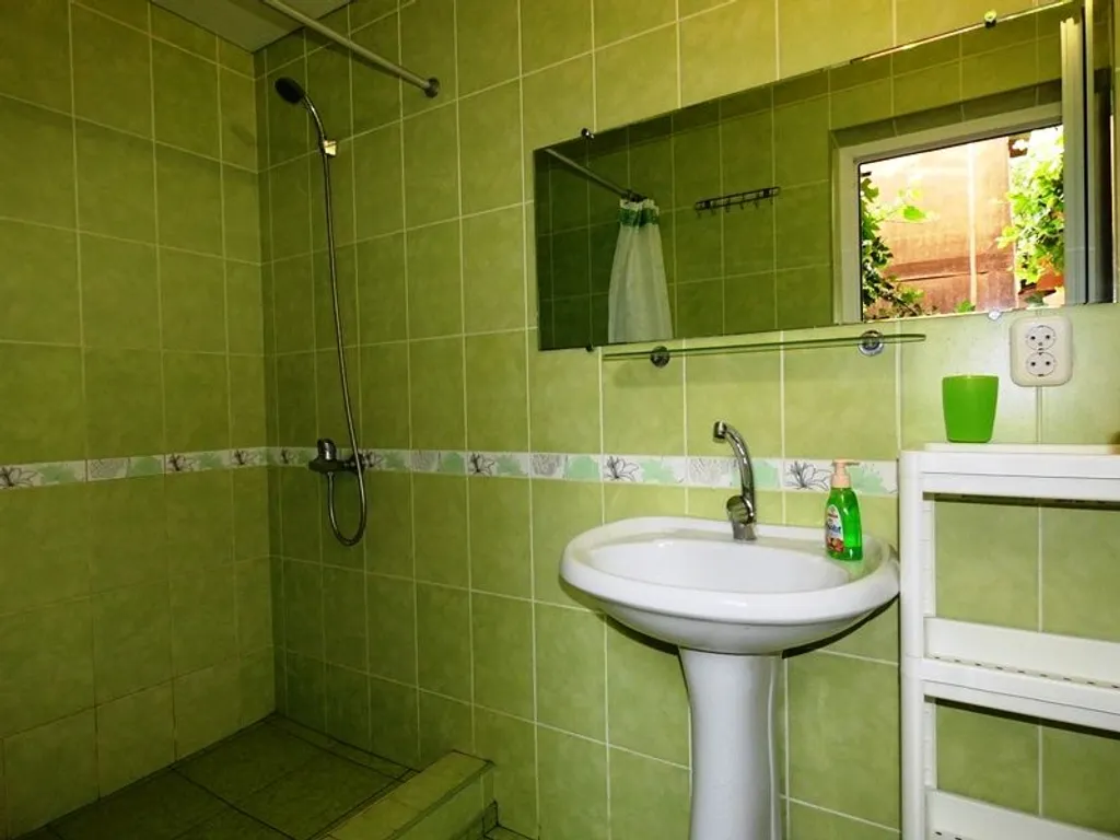 С общим душем и туалетом