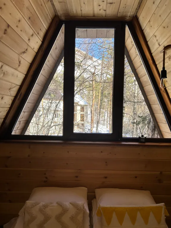 Атмосферный А-фрейм в сердце соснового бора с видом на Эльбрус