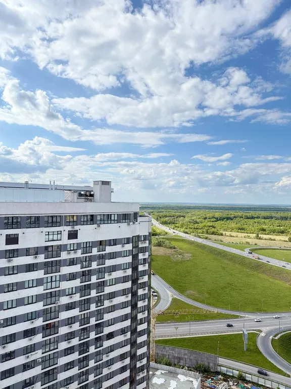 Студия с панорамными окнами и атмосферным видом