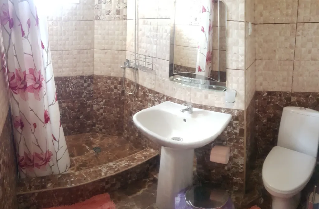 В центре кабардинки двухкомнатный номер с кухней, 2 сан. Узла