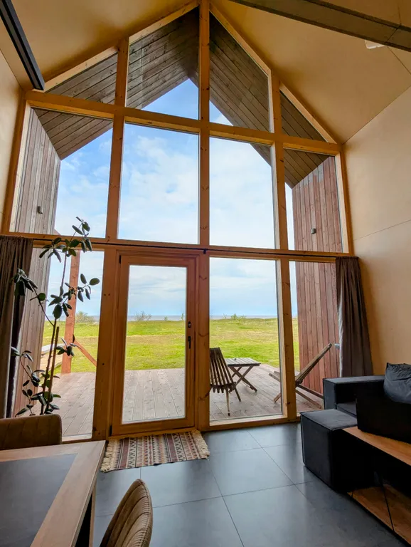 Дом с баней и горячей купелью на озере