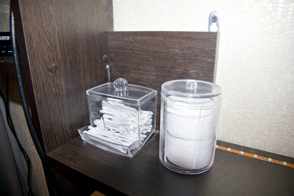 Яркая теплая студия с красным диваном