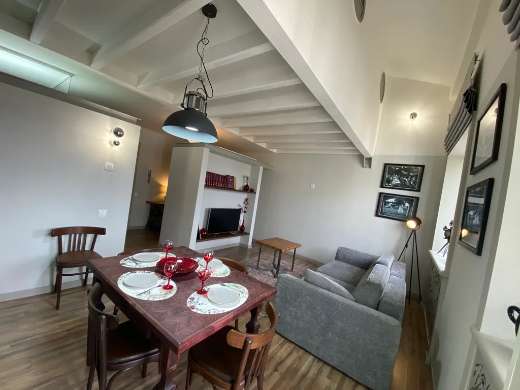 Двухуровневая квартира на набережной для большой компании