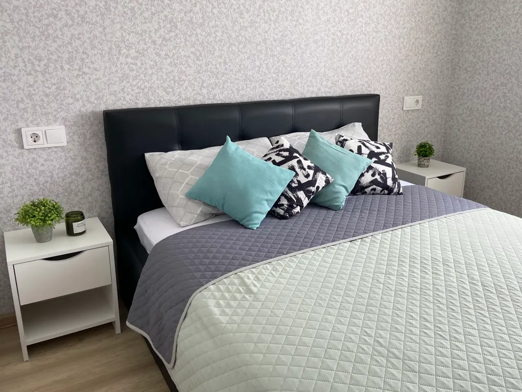 Светлая студия с двориком и парковкой