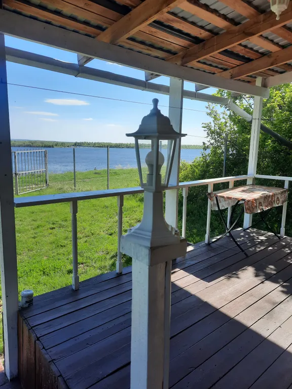 Домик на берегу Волги, на опушке леса