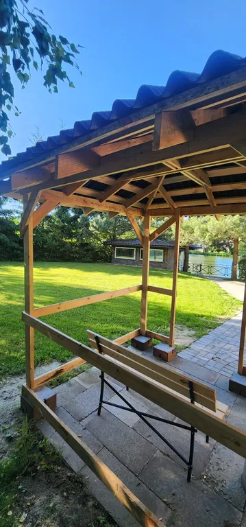 Дом с шикарной беседкой на озере