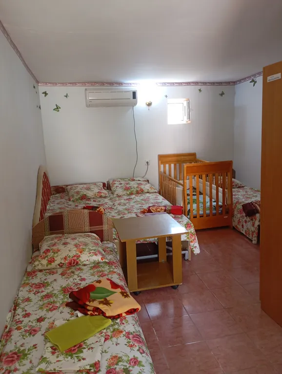 Квартира Семейный номер с кроваткой, с кондиционером — аренда посуточно в Черноморское