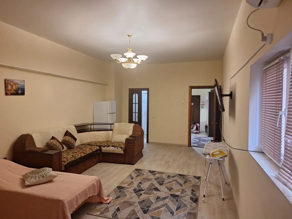 2-комнатная возле ТЦ со своим двориком