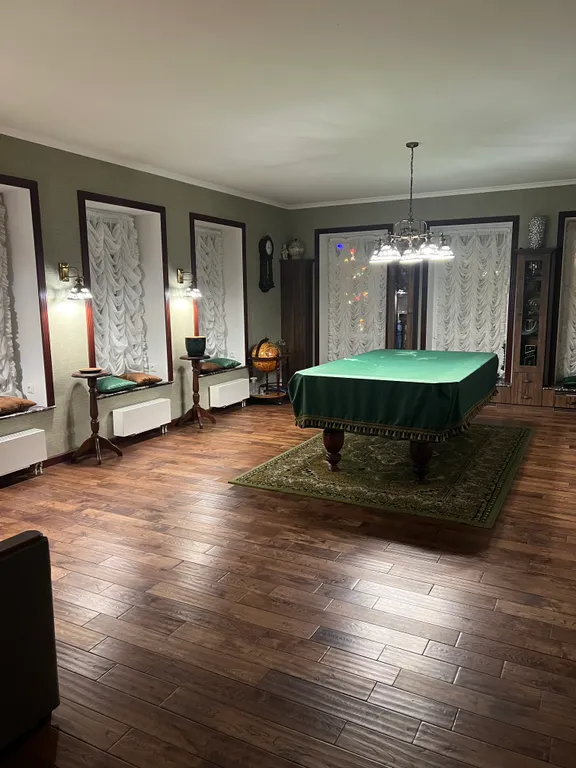 Дом с бассейном и бильярдом