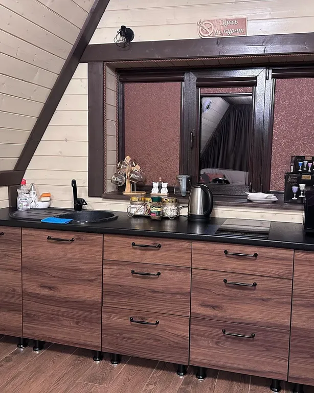 Сказочный дом в лесу с видом на горы