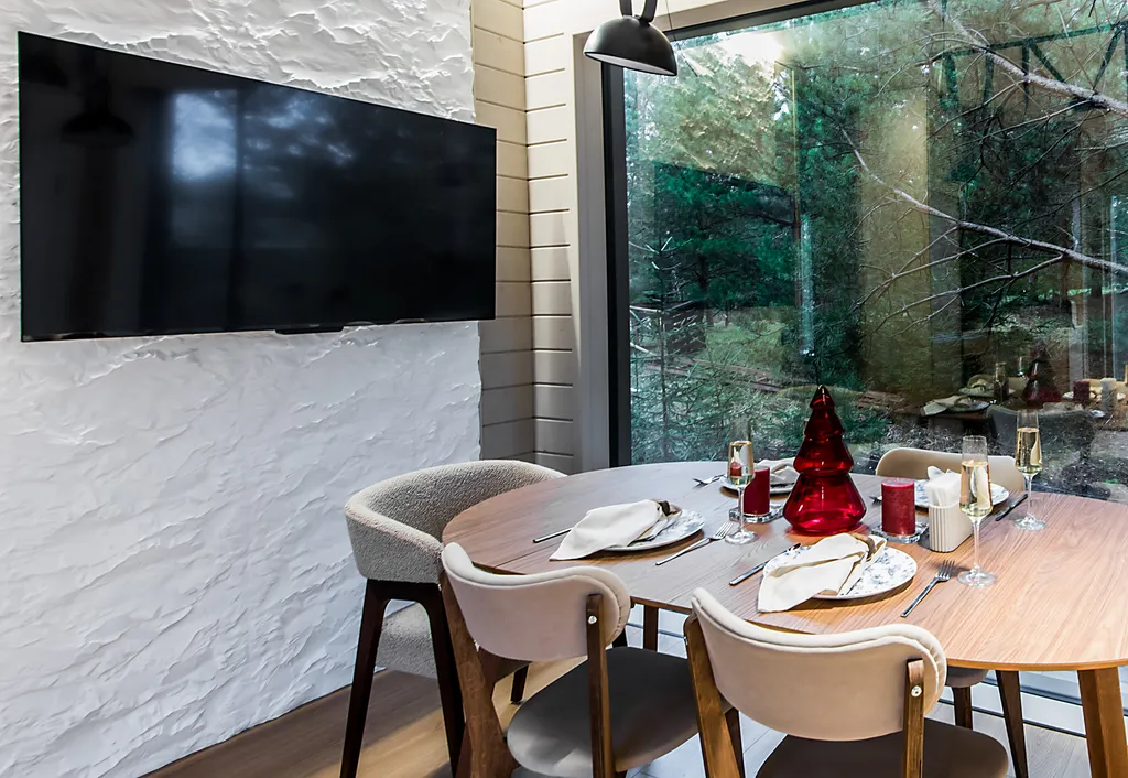 Уютный дом в окружении  леса