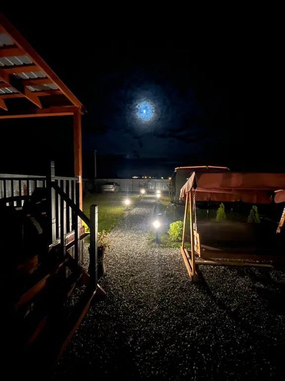 Уютный домик в тихом месте у реки