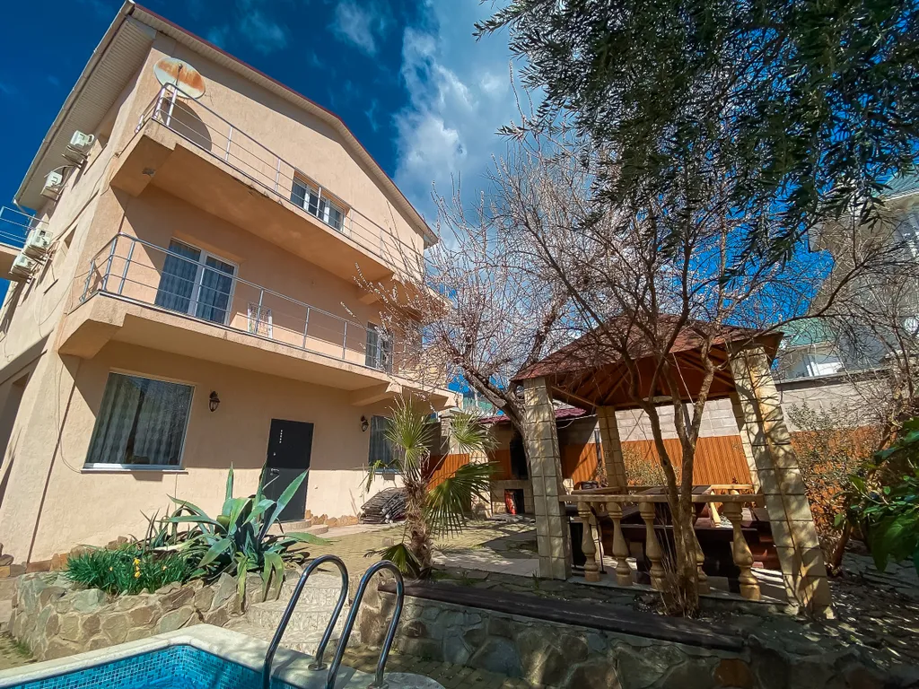 Частный дом с видом на море возле Ялты