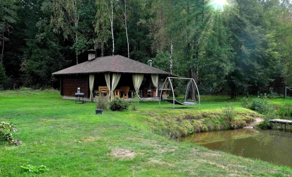 Хутор Избушка на опушке леса, возле реки