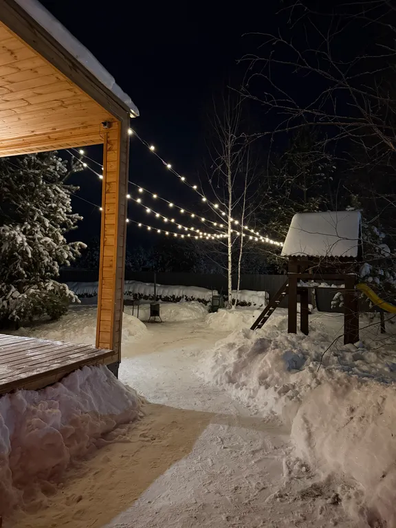 Уютный дом с чаном на опушке леса