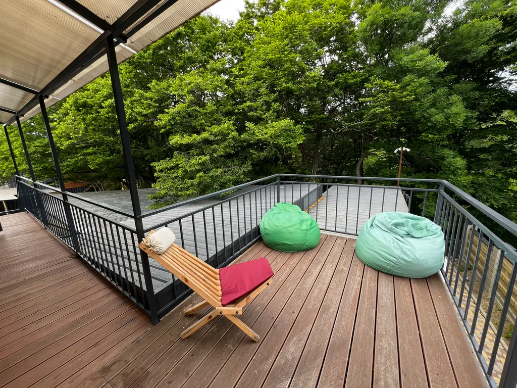 Домик в лесу с верандой и видом на море