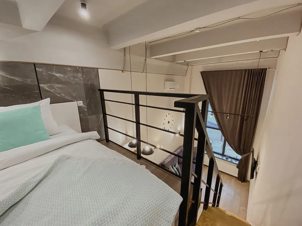 Дизайнерская двухуровневая студия с панорамными окнами