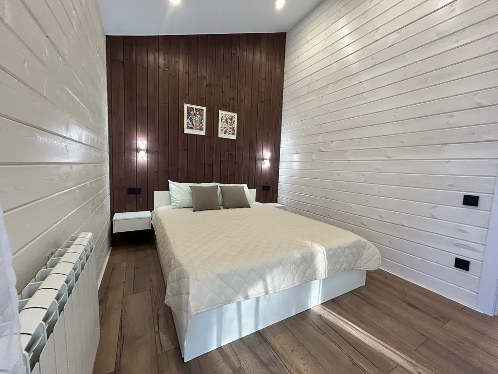 Загородный дом с большой террасой, кострищем и лесом