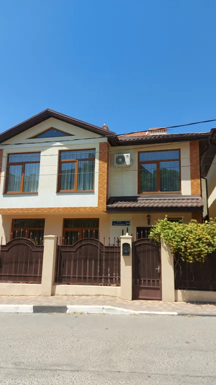 Коттедж Отдельный двухэтажный дом с уютным двором — Геленджик