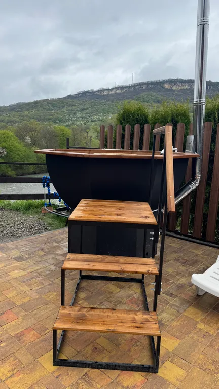 Дом на берегу реки с бассейном и видом