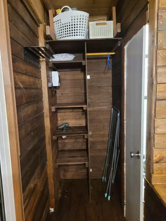 Домик у снежных вершин