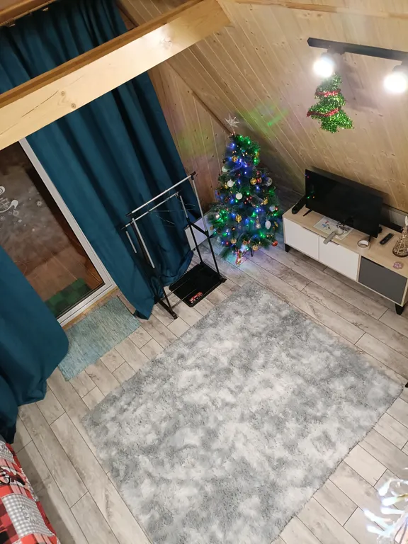 Уютный А-фрейм с чаном у озера