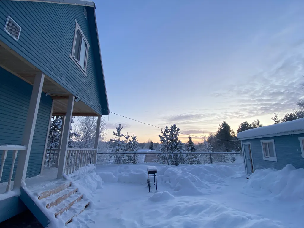 Уютный дом у леса и озера