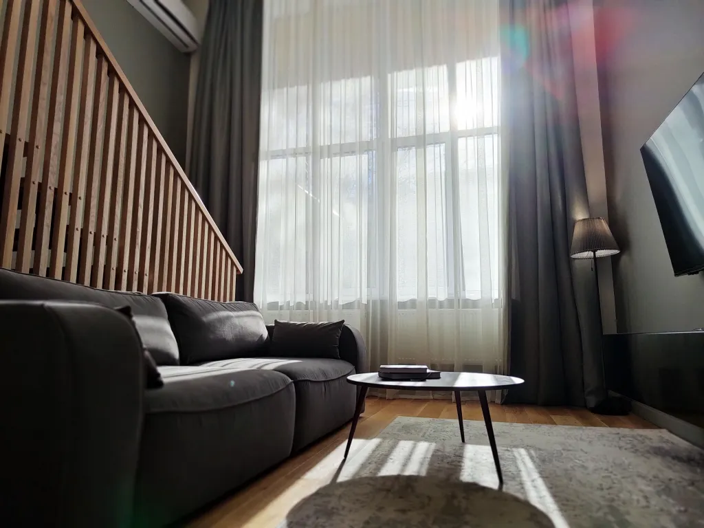 Дизайнерский двухуровневый апартамент с панорамным окном