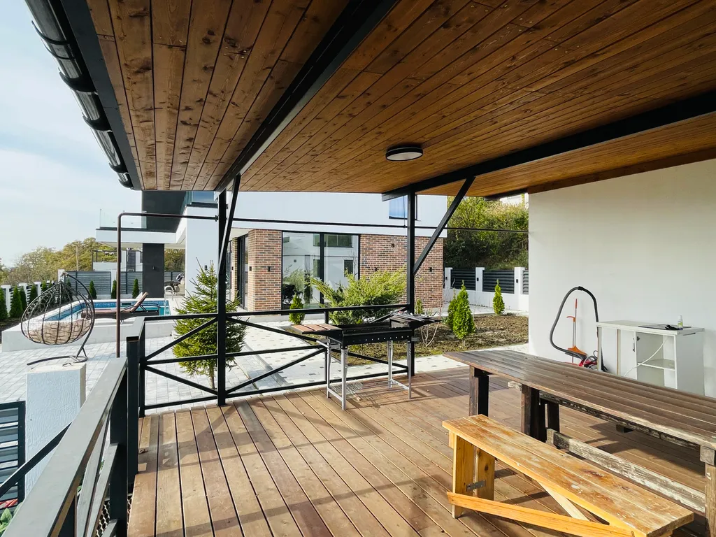 Вилла с бассейном и баней