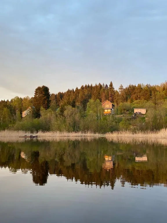 Деревенский дом у озера