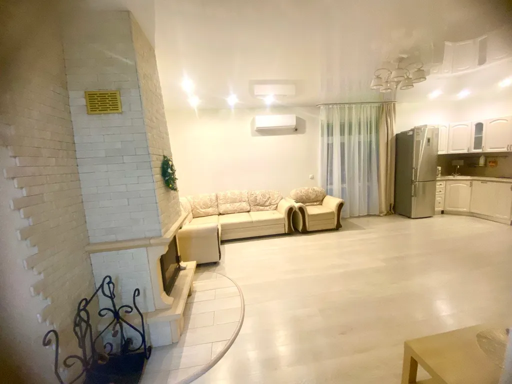 Дом с камином и видом на зимний лес