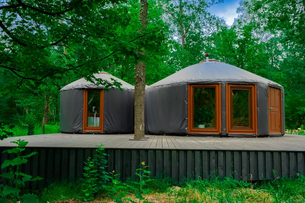 Глэмпинг в лесу