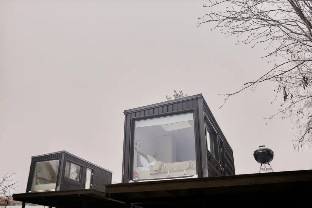 Домик на 2 с панорамным окном прямо на берегу озера