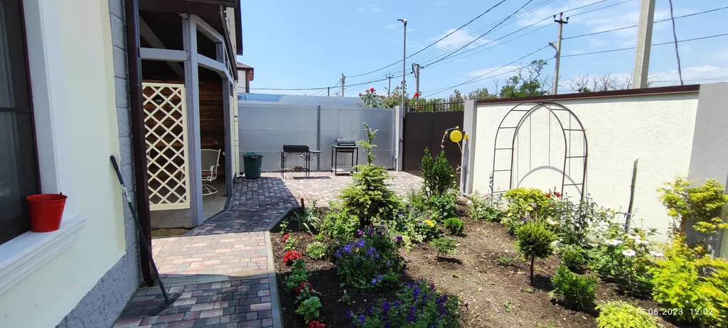 Дом с бассейном в тихом месте, недалеко от моря