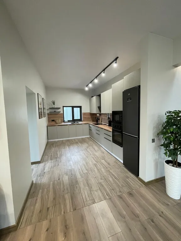 Современный коттедж рядом с заливом