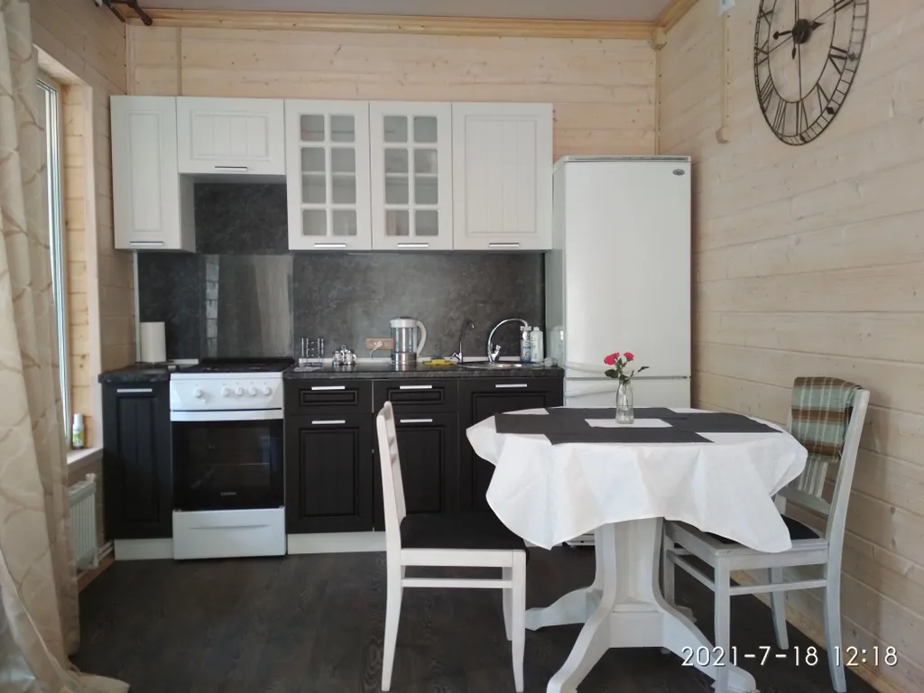 Коттедж Двухэтажный апартамент в доме на берегу озера — Луга