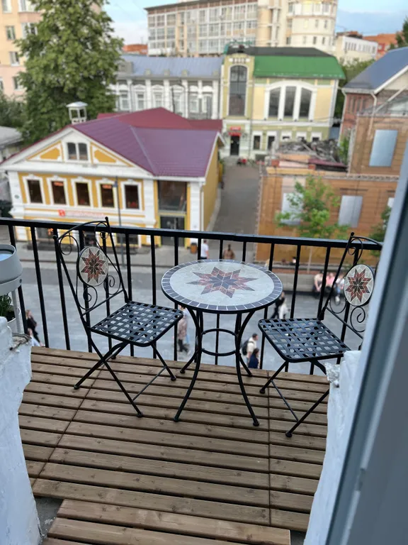 Уютный лофт с историческим балконом на главной улице