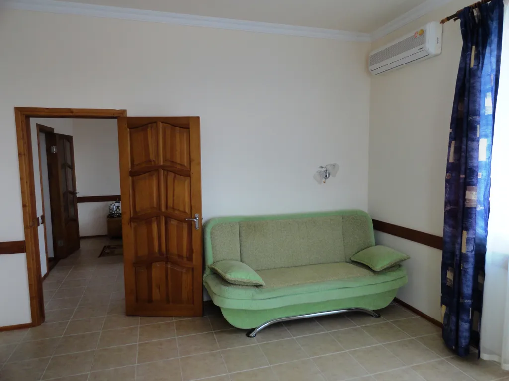 Вилла в сосновом бору с бассейном и видом на море и горы